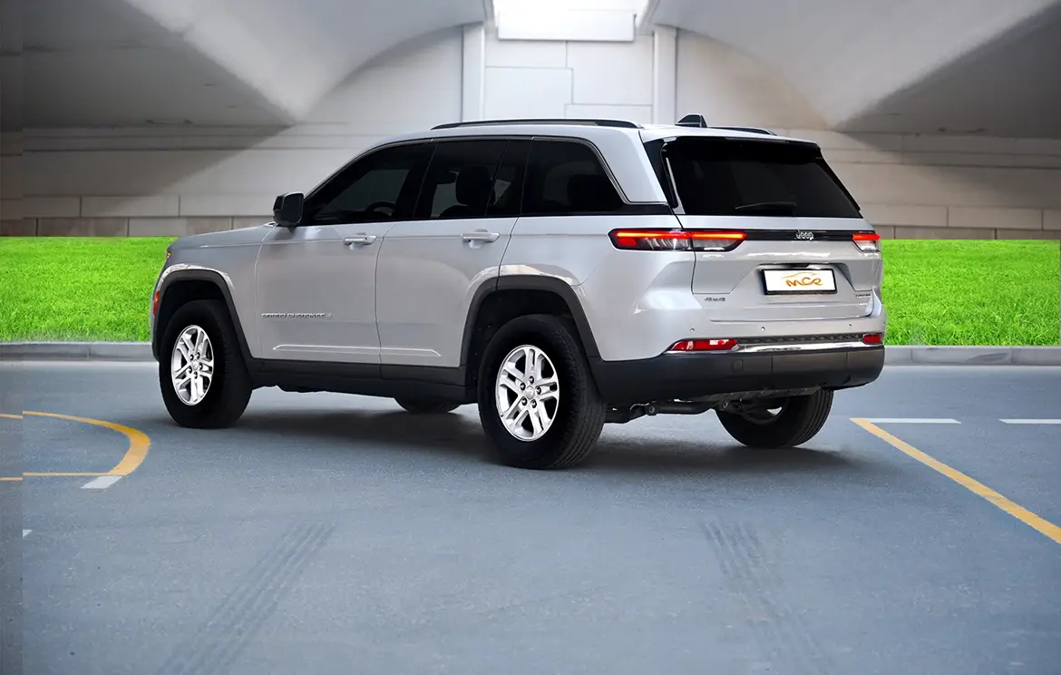 Hire a luxurious Jeep Grand Cherokee SUV in Abu Dhabi